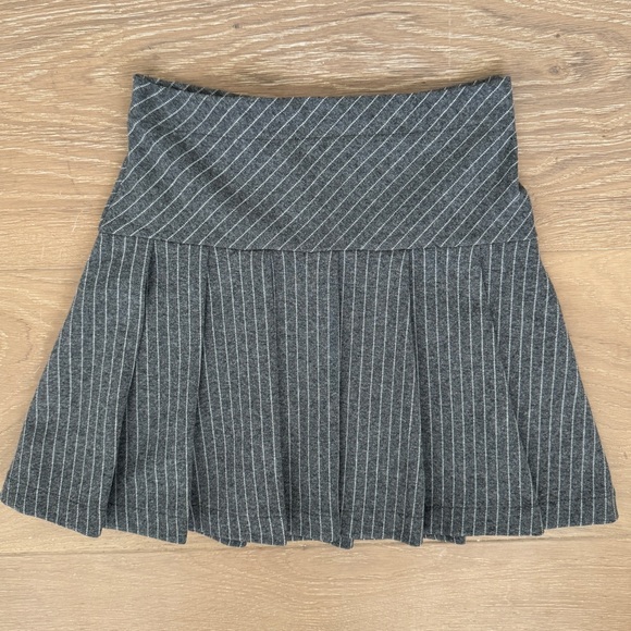 NWT Zara Kids Gray Pinstripe Pleated Mini Skirt size 10 - Picture 1 of 7
